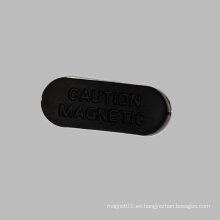 Insignia magnética pequeña con la placa plástica